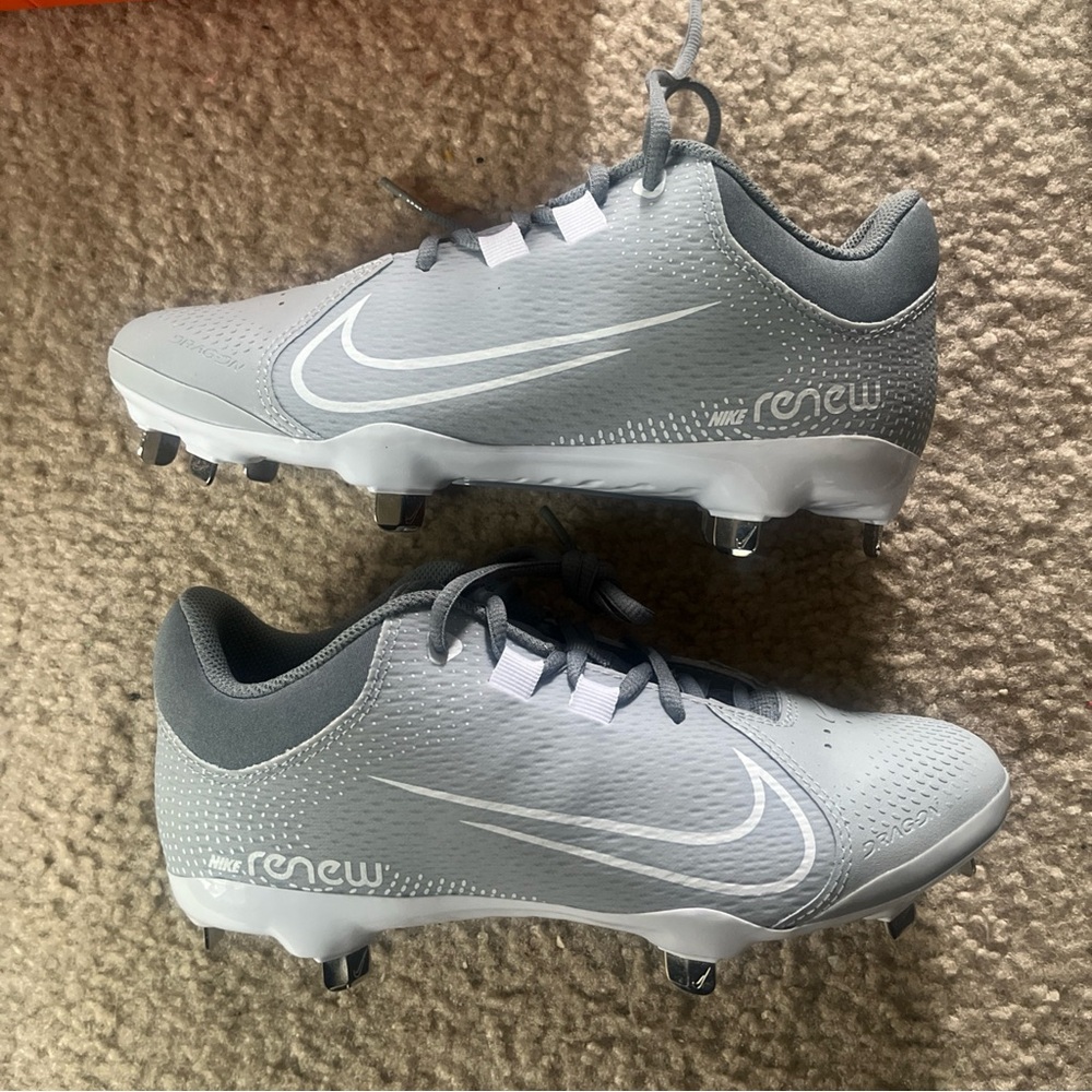 🩶 Women's Nike Size 7 Gray and White Softball Cleats - NWOT